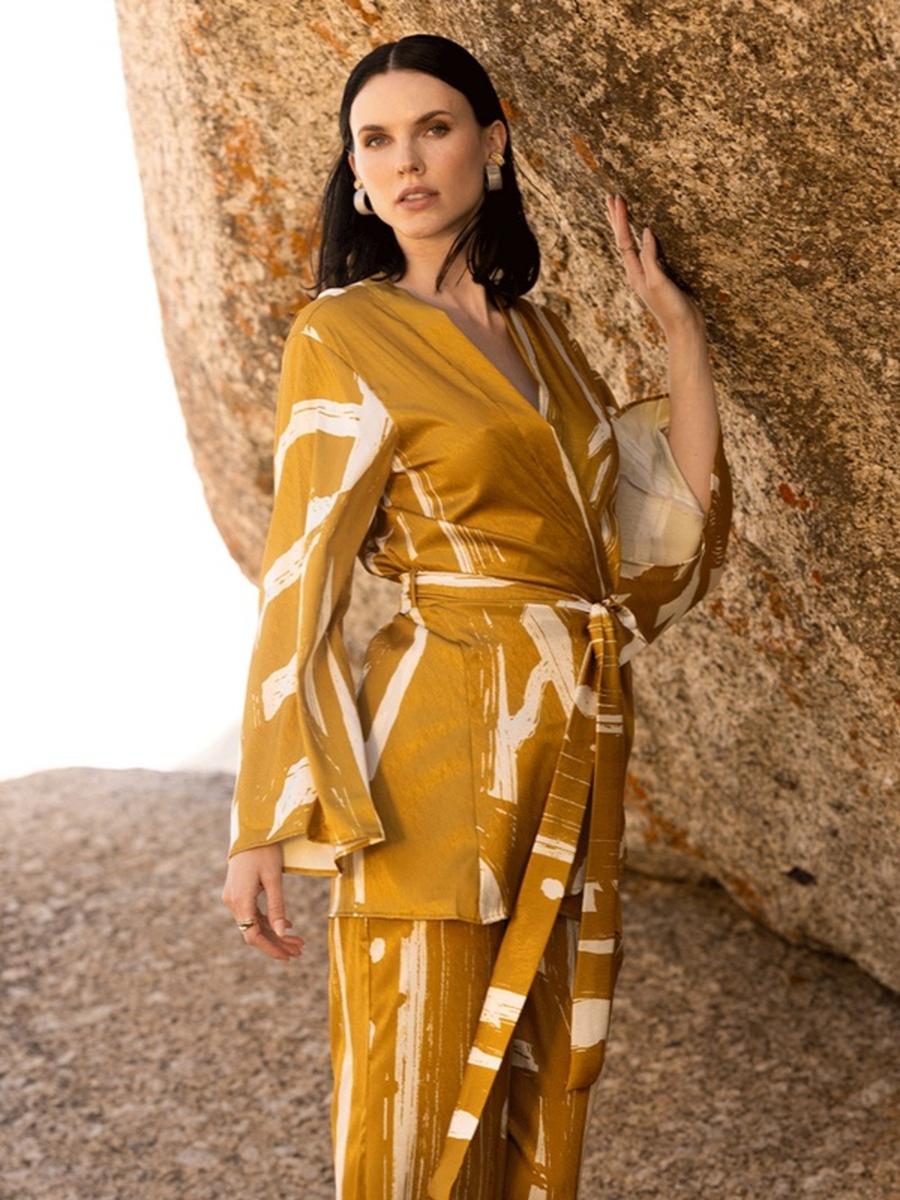 DIARRABLU Mini Kimono & Leer Pants Matching Set Suto Gold Metallic